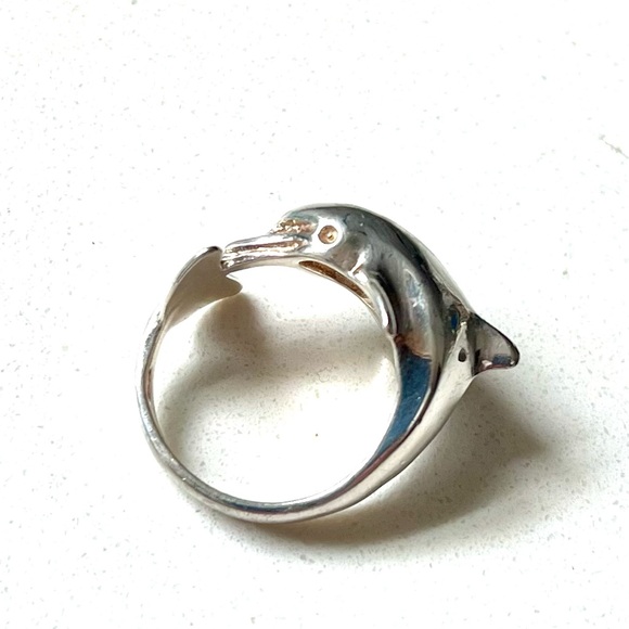 Sterling Silver Dolphin Ring. Approx size  7 1/4. In excellent condition. - Picture 3 of 6